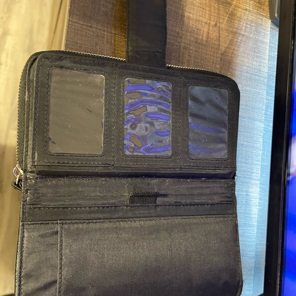 Woman’s Wallet - Picture 3 of 5